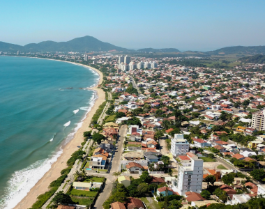 Penha tem praias premiadas internacionalmente e registra crescimento imobiliário de 569% em SC